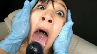 美女が顔面をゴム手袋でモミクチャにされながら変顔晒してディルドフェラ！ベロ出し唾液と淫語まみれ！ - FC2 Video - 312904