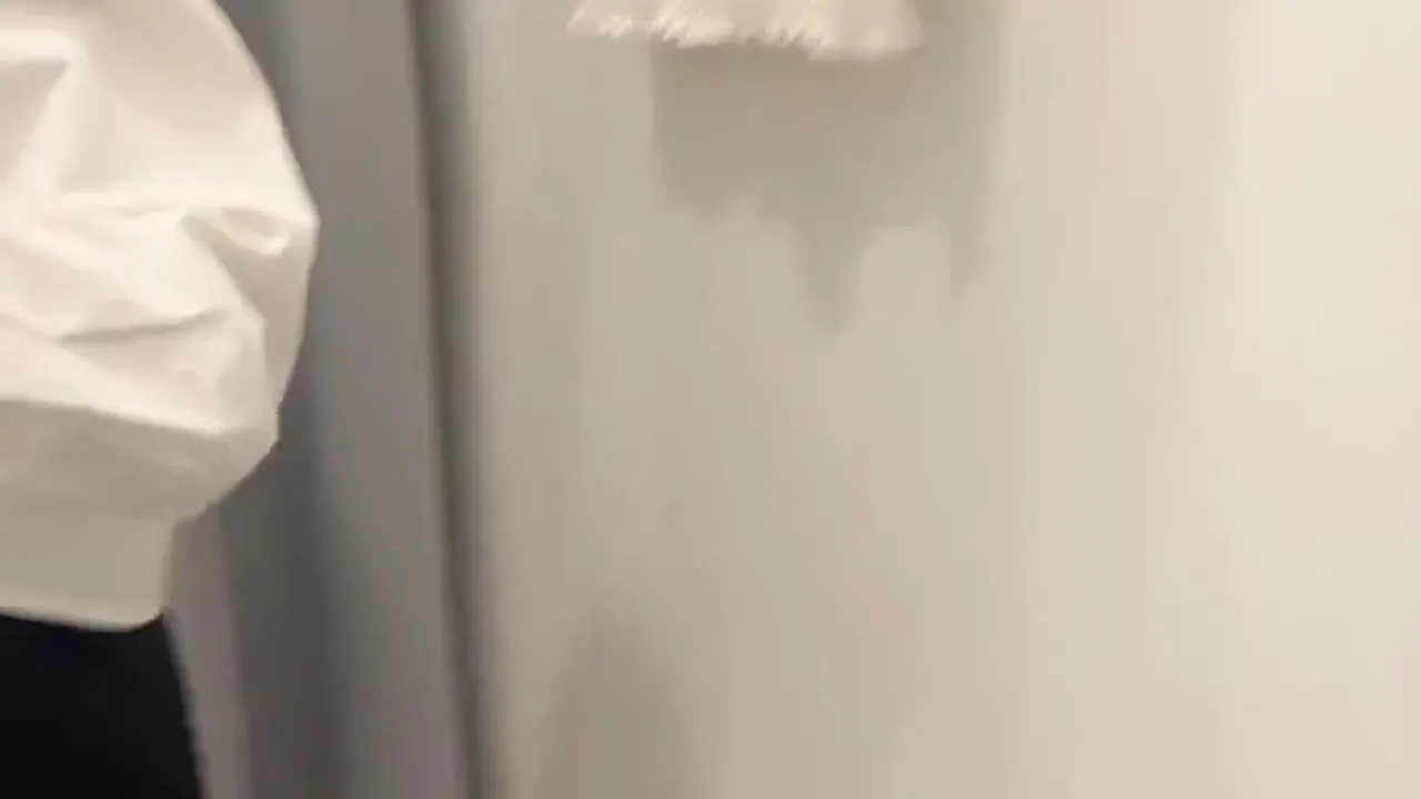 リクエスト【不倫寝取られ人妻　試着室でカップルの向かいでオナニー 】人妻　素人　オナニー - FC2 Video - 313780