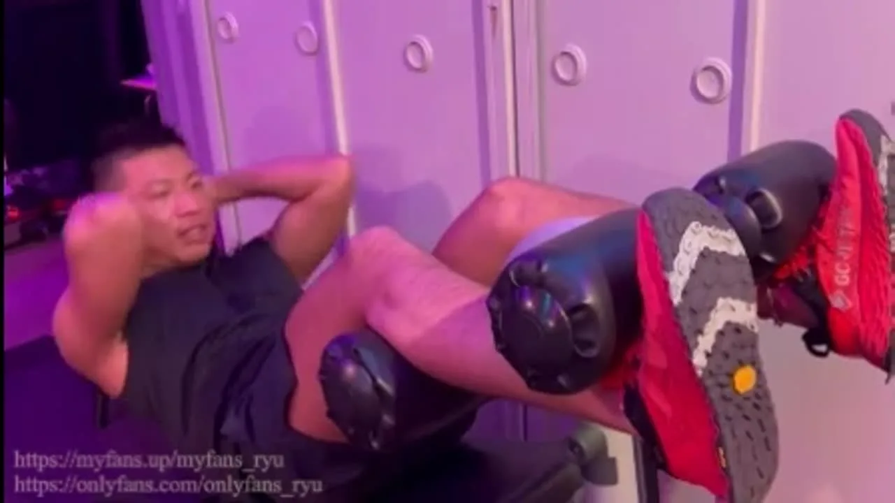 大人気色黒マッチョ理一と体育会大**とのジムトレ生セックス!! - FC2 Video - 315323