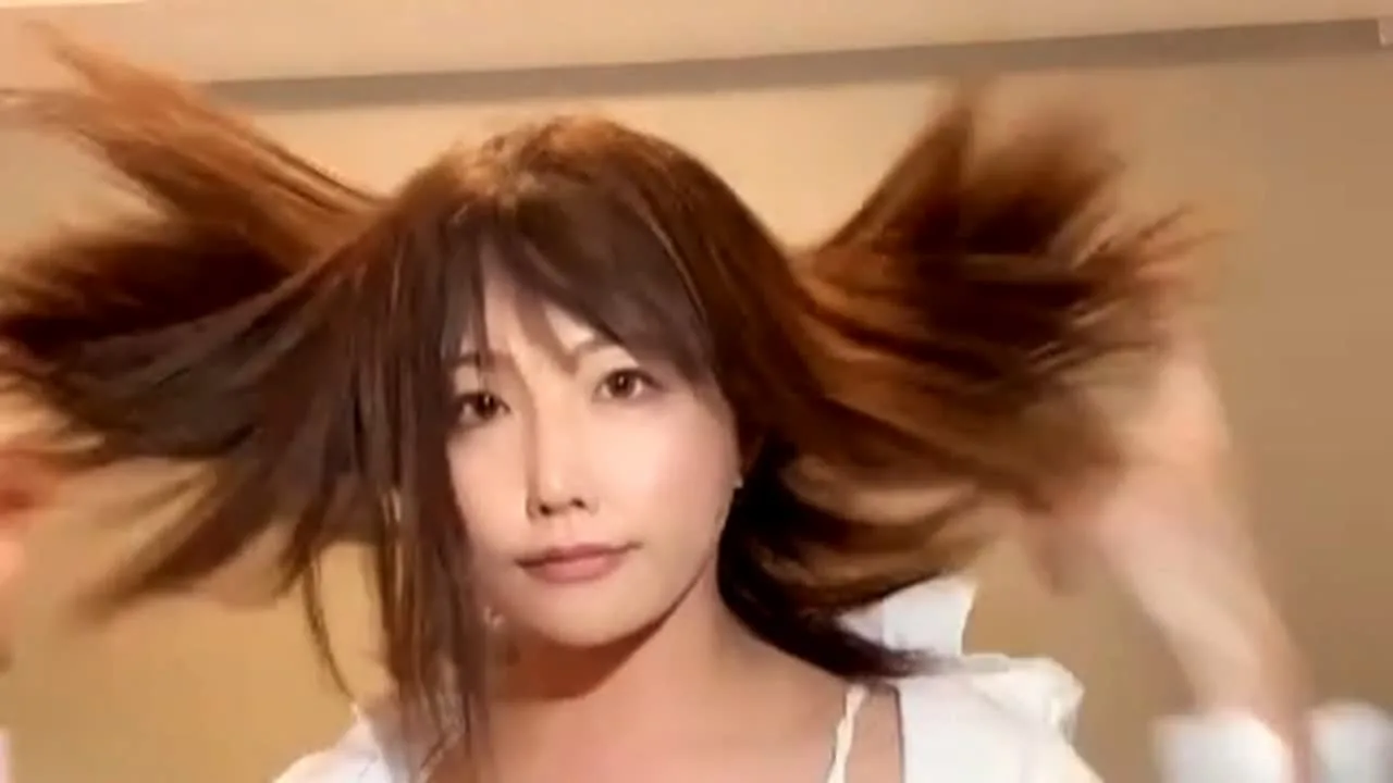 Ｈカップの爆乳美形ニューハーフちゃんがセルフ顔射オナニーで自分の顔に大量のザーメンぶっかけちゃう！ - FC2 Video - 318234