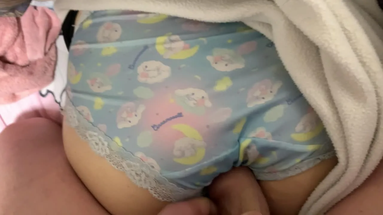 ふとももコキからのシナモロールパンツにぶっかけ - FC2 Video - 318320