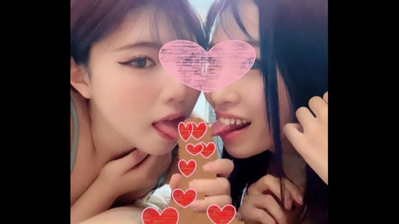 二人の美女が一本のチンポを競い合うようにダブルフェラ！唾液が糸引いてエロ過ぎィ！口内射精です。 - FC2 Video - 318828