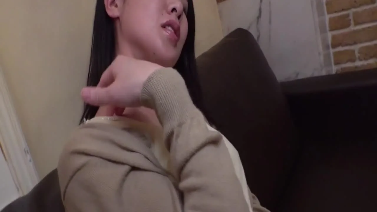 【不倫】筋肉質な美脚が映える色白美人妻(40歳) 手マンで既婚者おまんこをびしょ濡れにさせ、生ハメ即 - FC2 Video - 319711