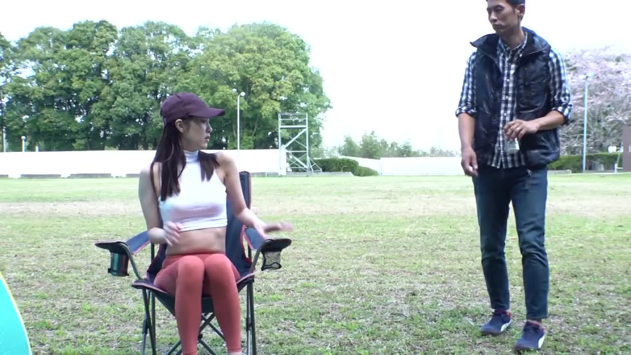 スレンター巨尻の人妻かキャンフ場て全裸放置させられていたのてテントに連れ込み旦那を尻目にNTR中出し - FC2 Video - 319825