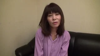 【熟女人妻】５１歳 小柄でスレンダーな可愛いらしい奥様 自ら腰を動かして生中出しセックスで絶頂 - FC2 Video - 320103