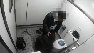 【野外】肉便器は公衆便所でパコられる【多目的トイレ】【2024-No01】 - FC2 Video - 320197