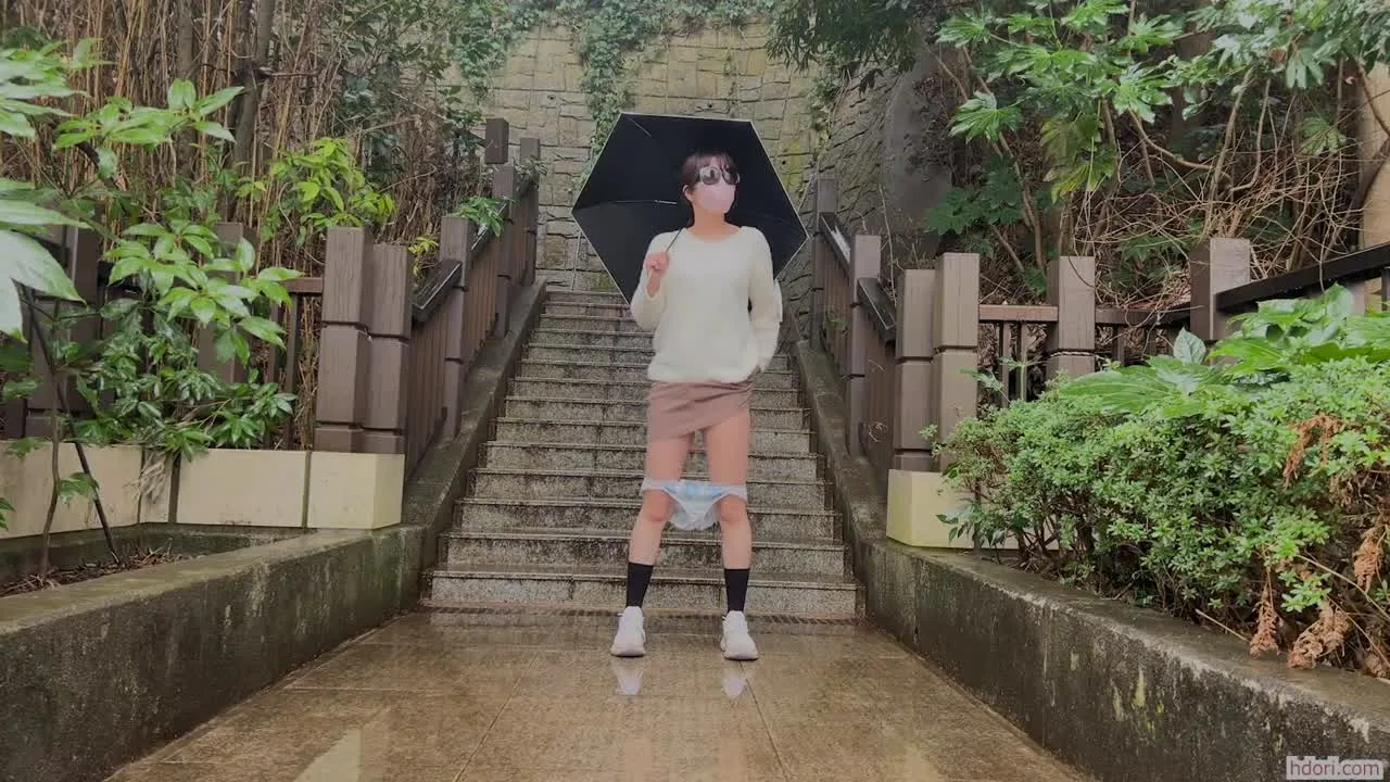 雨の日の野外露出　傘を差してオナニーする露出大好き素人 - FC2 Video - 323167
