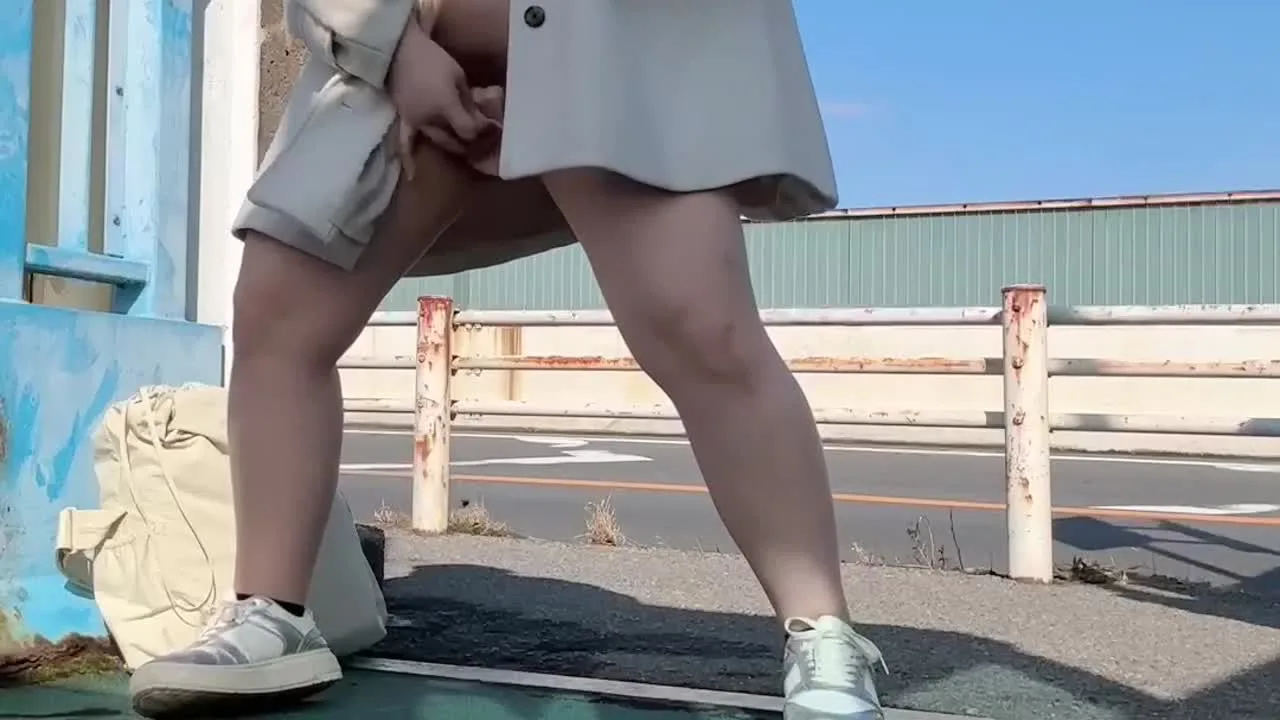 【19歳Gカップえりかの自撮り】☆彡コートの下は全裸！車がたくさん通っている道路の歩道で、車に背を向けてコート開いてディルドオナニー！男の人が2回も来ちゃうハプニングも…/// - FC2 Video - 323267
