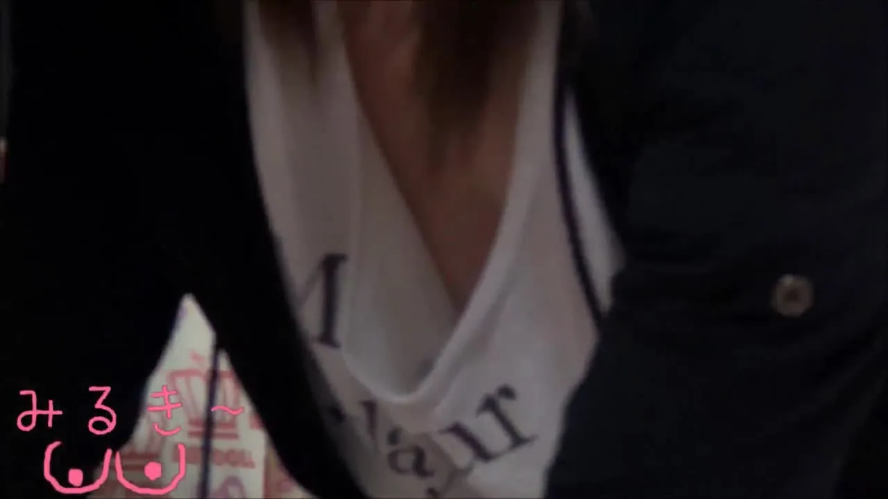 【胸チラ】とあるベ●マサークルの風景～vol.3 丸見えでプルプル揺れる2人のギャル - FC2 Video - 323471