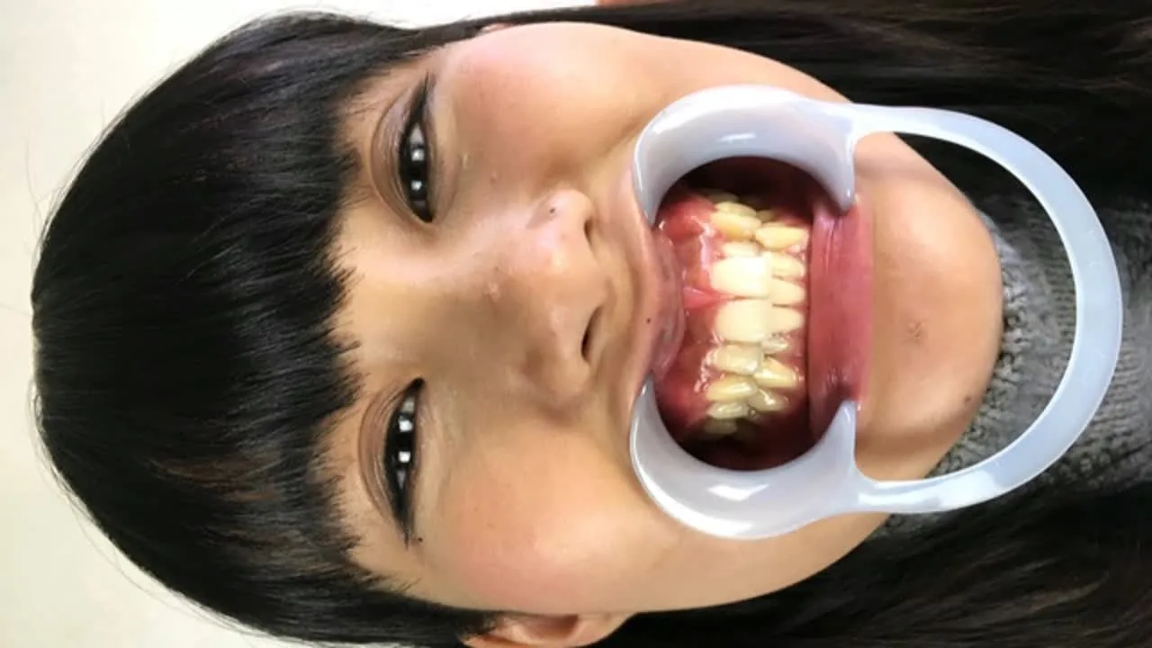 女子の口内・歯を観察 虫歯はない 歯磨きをして冷たい水を口に含んでもらう 知覚過敏にこれは刺激的！ - FC2 Video - 323587