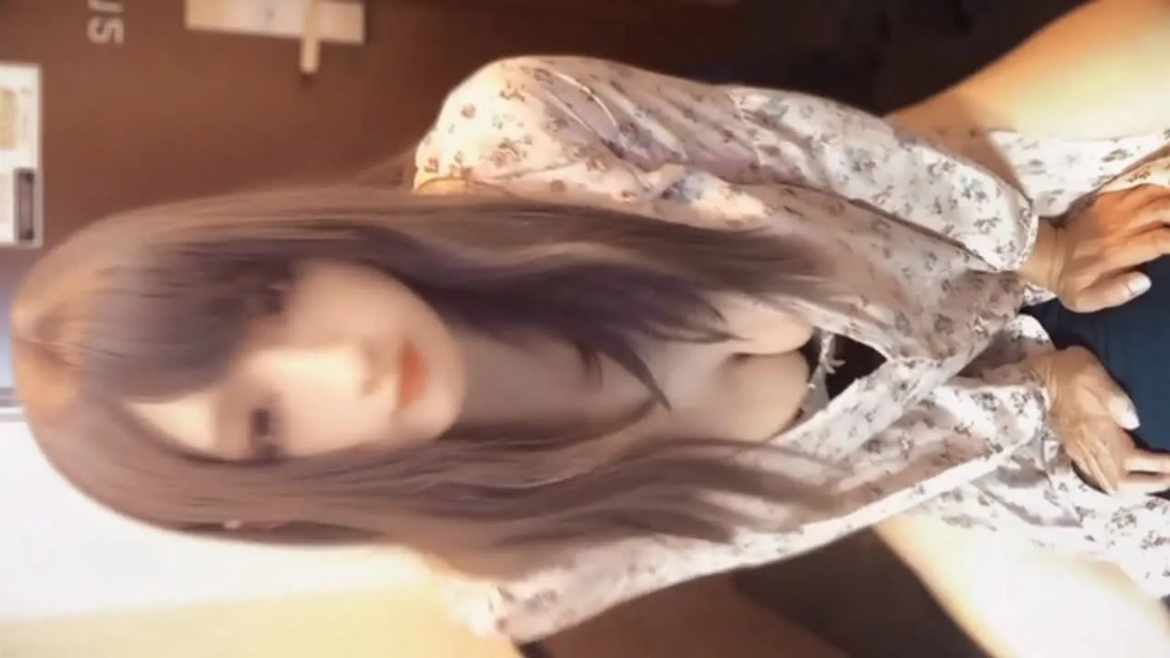 アンニュイな表情の可愛い女装子ちゃんがお床にタオルを敷いておチンチンをシコシコしごきまくっちゃう♡ - FC2 Video - 323823