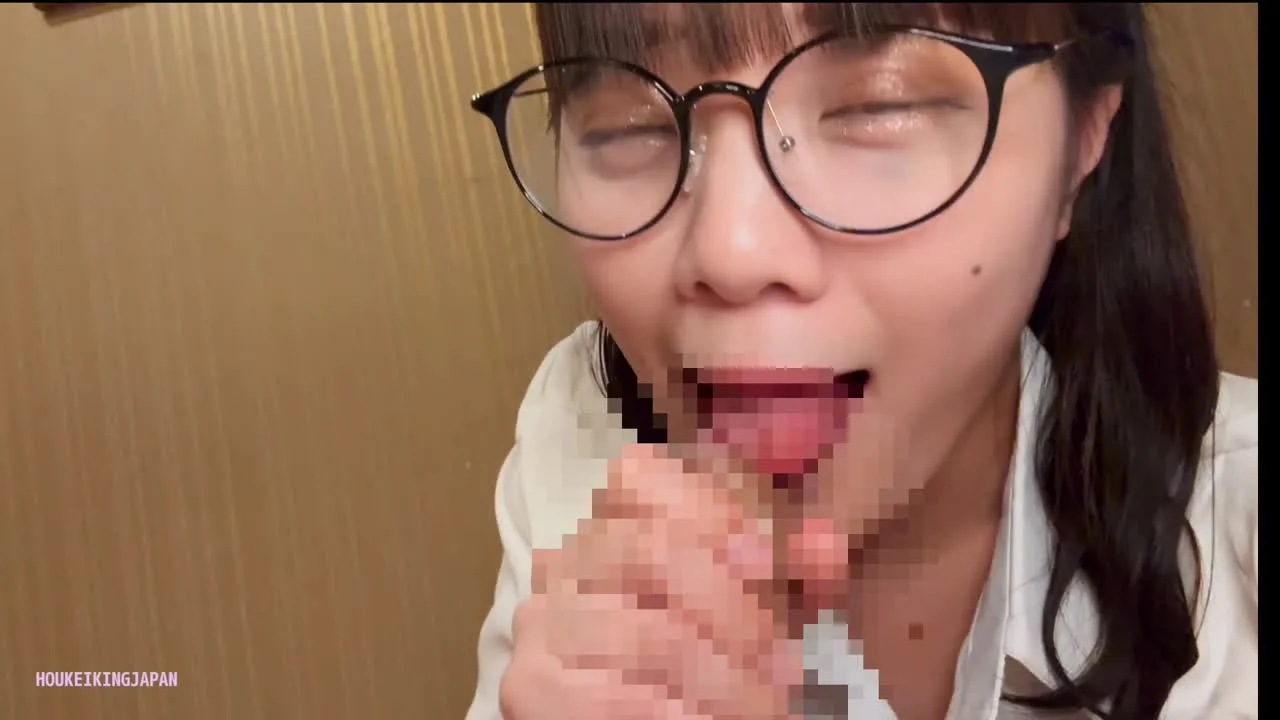 包茎おちんぽが大好物の痴女が仕事中にフェラ抜きにやってきた！お口に出されたザーメンで遊んじゃう激エロ！ - FC2 Video - 323827