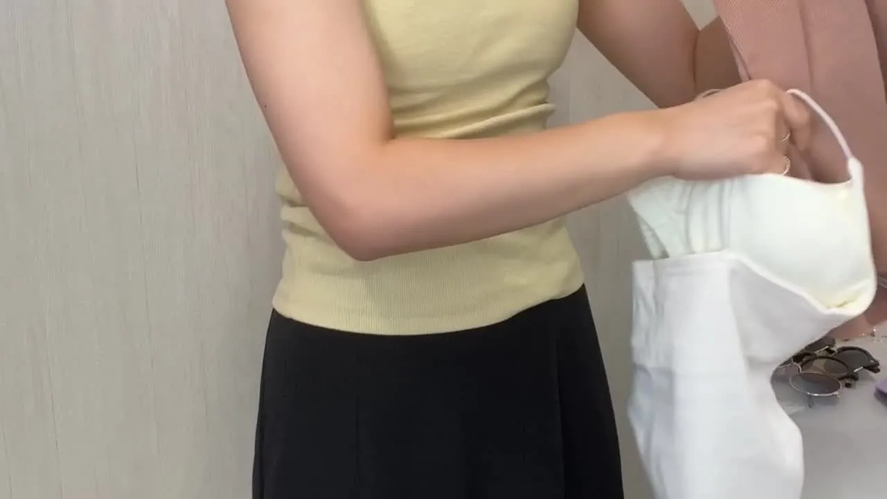 胸チラ17 アハレル店員ハフニンク胸チラノーフラ乳首ホッチ生着替え - FC2 Video - 324633