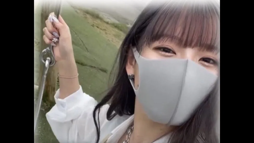 【無・個撮】かわいい女子大生が、大好きな彼氏のチンポを舐めまくっています。 - FC2 Video - 326975