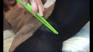 直接おまんこを触るのは怖いらしく、ハンガーを使ってクリをこすってするオナニーが逆に変態的な素人女子！ - FC2 Video - 327101