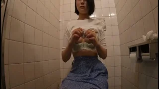 公衆便所で汗ばみ発情顔で手コキ・ラブホでバイブ突っ込まれ連続イキ・デカ尻揺らすピストンでザーメン中出し - FC2 Video - 327372