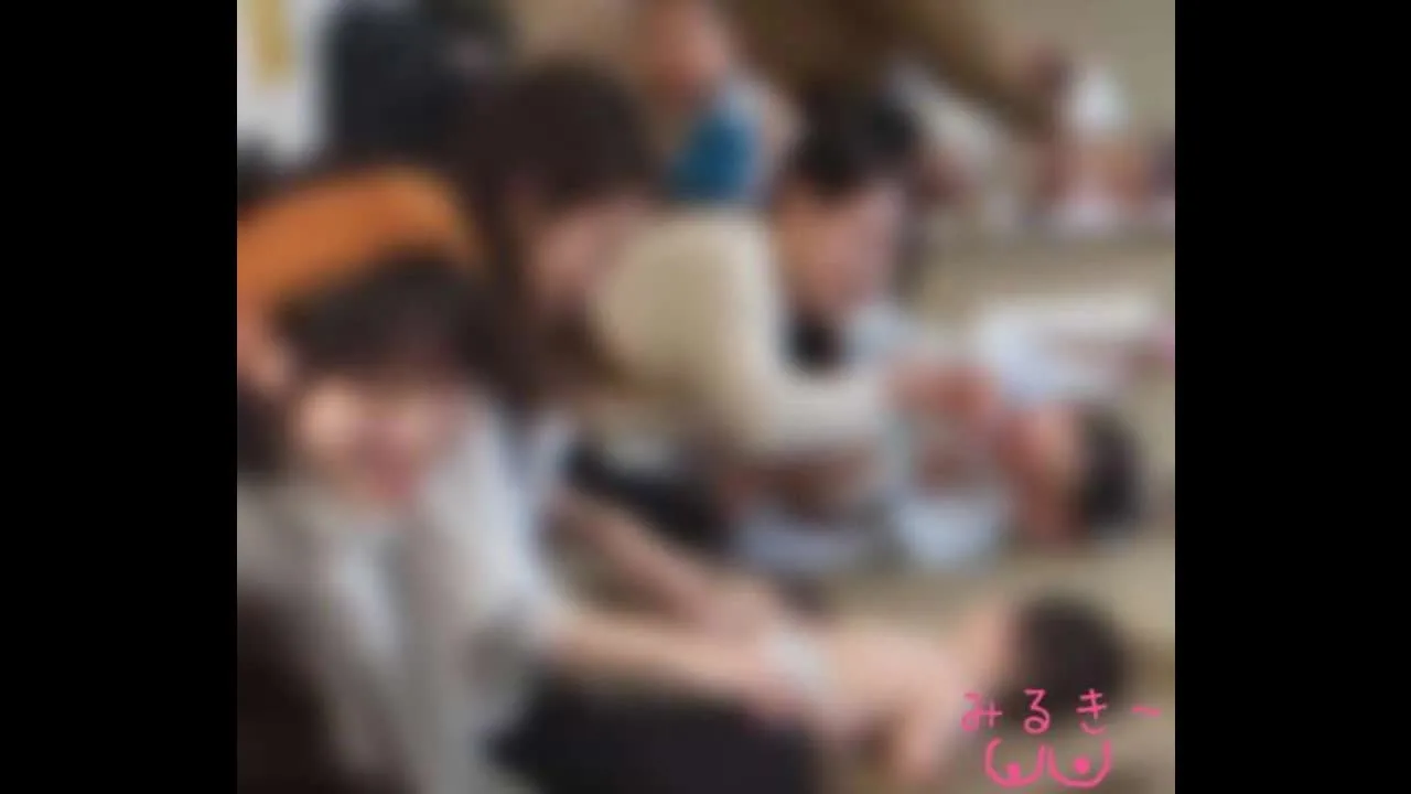 【胸チラ】とあるベ●マサークルの風景{vol.33}ふわふわガール**さん - FC2 Video - 327594