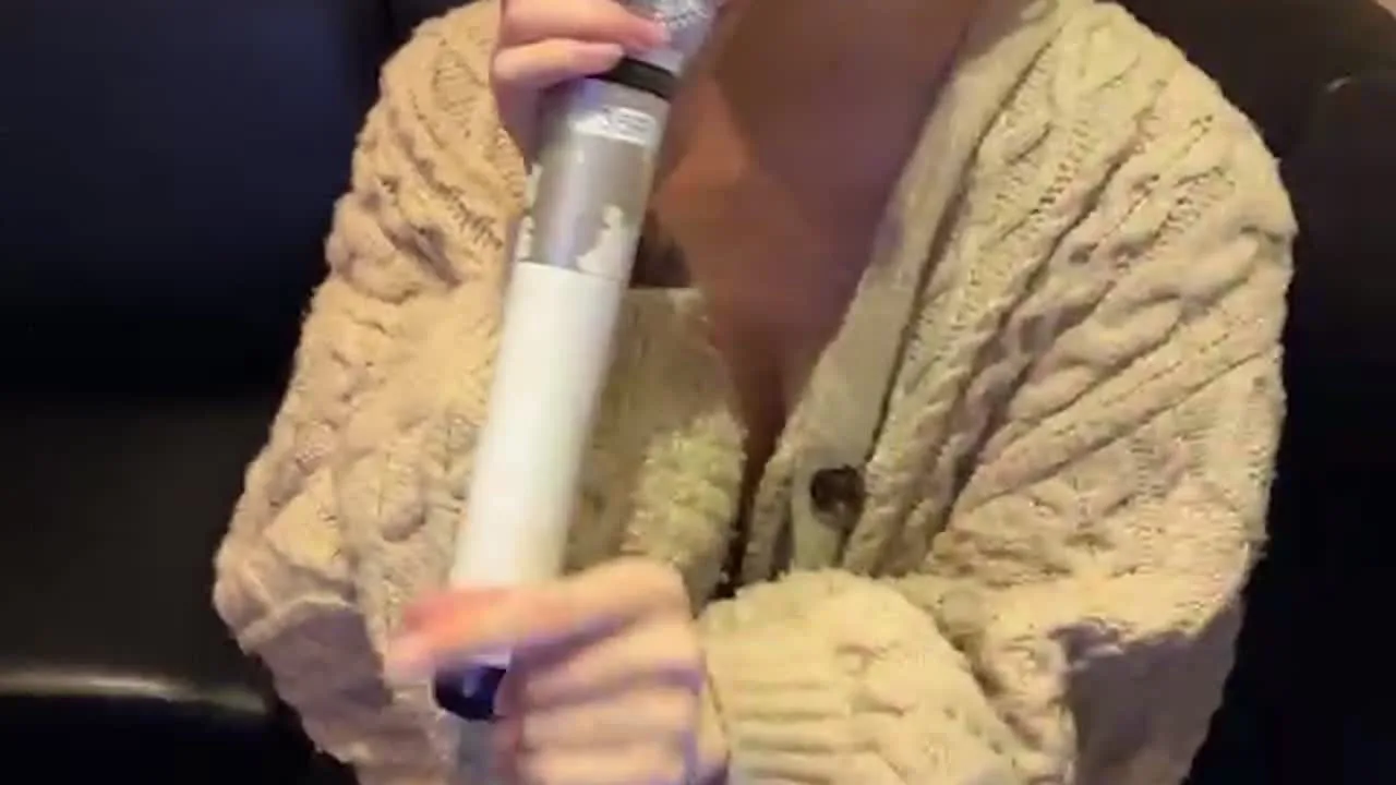 【限定数・期間限定】【ｶﾗｵｹ】点数低すぎてすっぽんぽんなんだけどWWW 20231001 - FC2 Video - 328526