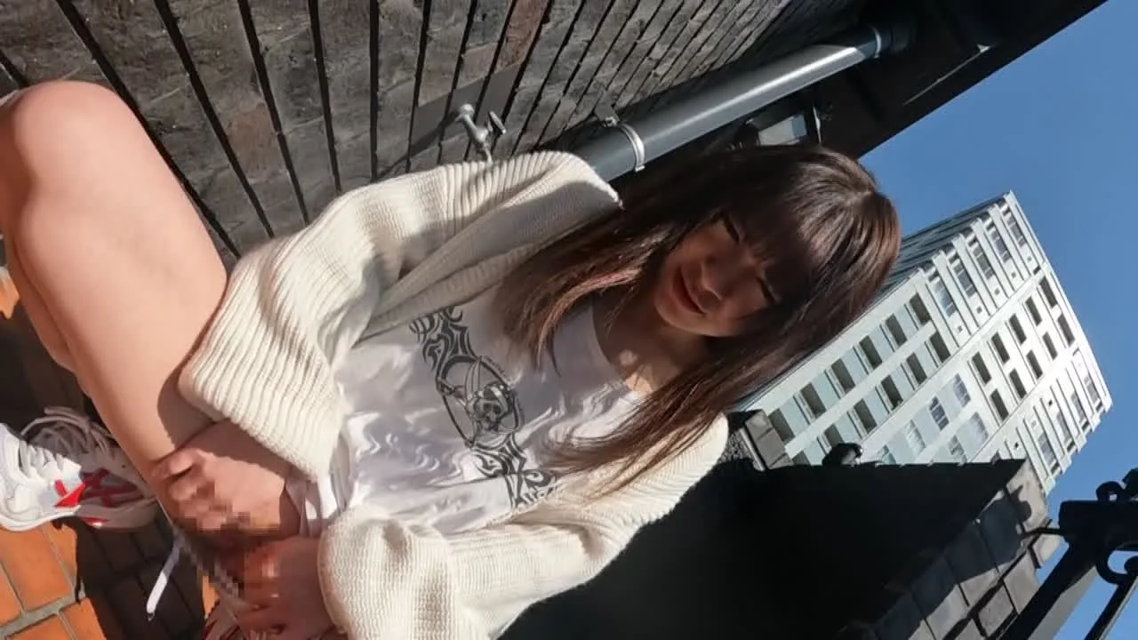 原宿ストリートスナップでコッソリ★胸チラ★パンチラ★パンティずらし外性器撮り成功！11『ナンパ塾で習得した話術で美形JDが！』 - FC2 Video - 330819