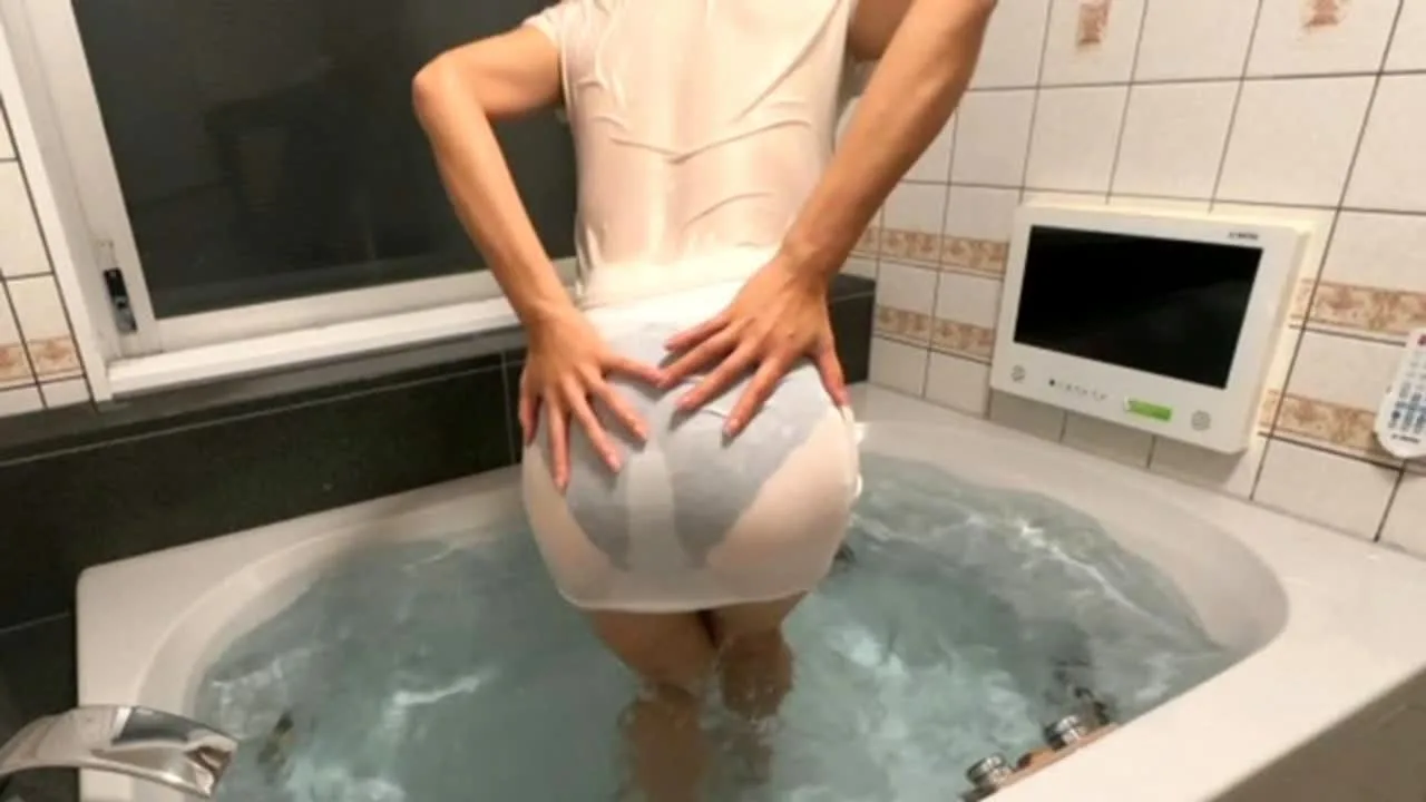 メチャカワなギャルが服を着たままお風呂に入ってピタッと張り付いた下着透け透け濡れ尻がエロ過ぎる！ - FC2 Video - 331439