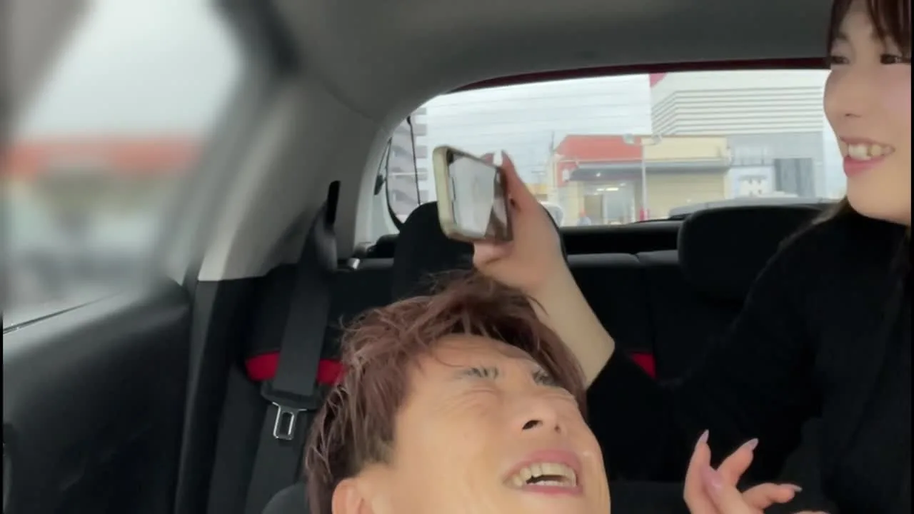 超絶な唾液エステを車内でやりつくしてM男の顔面は異常なほどベトベトにされる。 - FC2 Video - 333529