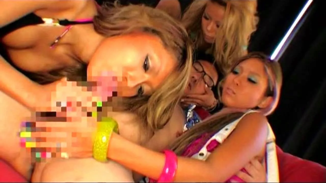 チンポ大好きなド派手な黒ギャル三人衆にしゃぶりまくられて弄ばれるМ男！次から次へとくわえ込み肉棒！ - FC2 Video - 334414