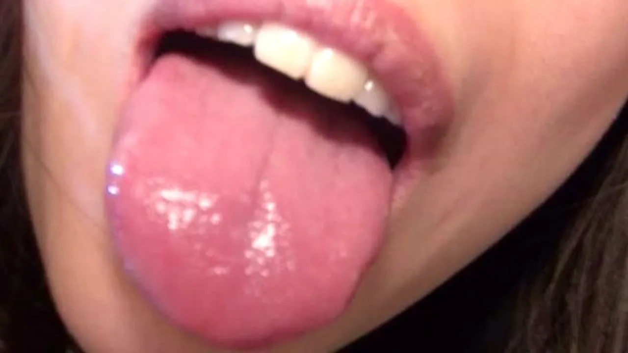 三十路とは思えない肌の艶とハリの人妻のチンポしゃぶり！そして口内射精からのゴックン！フェラ顔カワ！ - FC2 Video - 334698