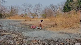 「野外露出サイコー！」広い空き地で全裸オナニーする変態女 四つん這いになり「みんな！私の肛門見て！」 - FC2 Video - 335194