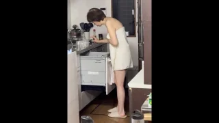 【おまけ映像】タオル巻きのままキッチンで食洗機を整理している露出狂の私の妻 - FC2 Video - 335519