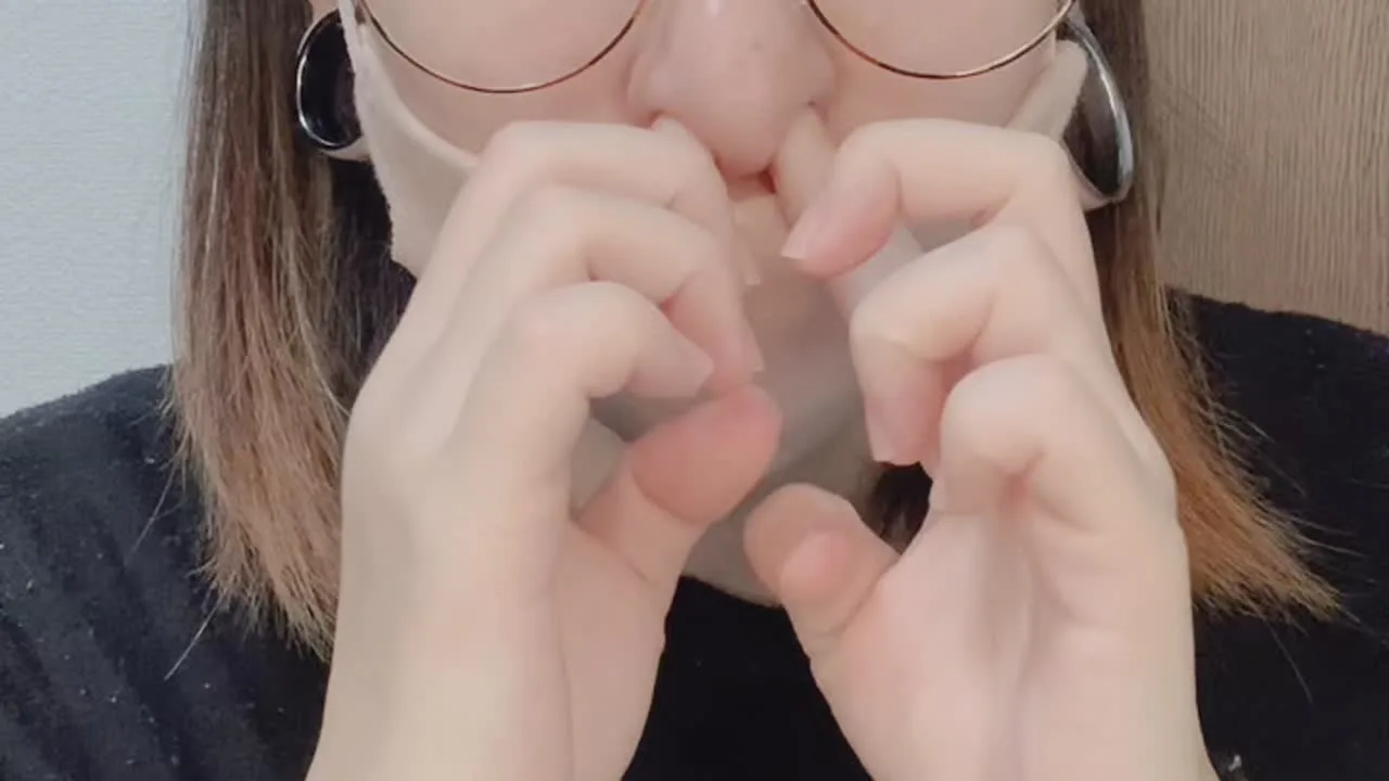 フチありトンネルピアスを鼻に入れるよ！（ショート動画） - FC2 Video - 336771