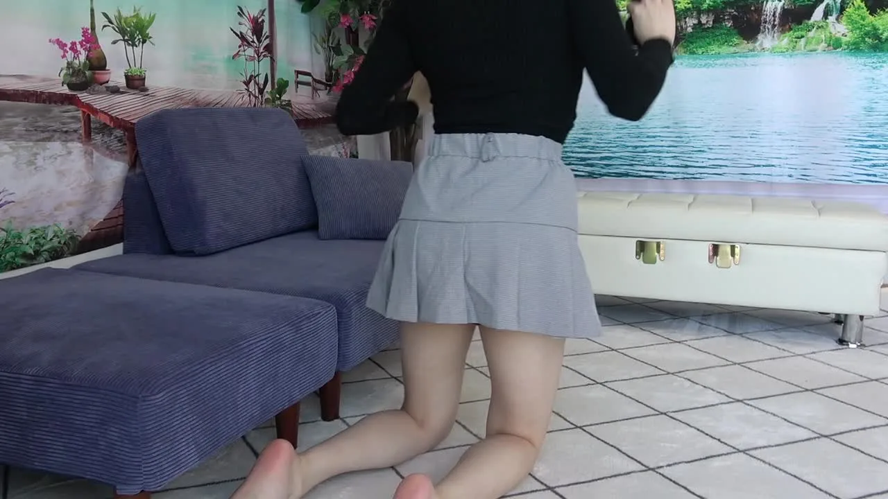 スラっと伸びる美脚と引き締まったお尻に食い込む純白Tバックがたまらない『かれんちゃん』が勃起不可避 - FC2 Video - 338517