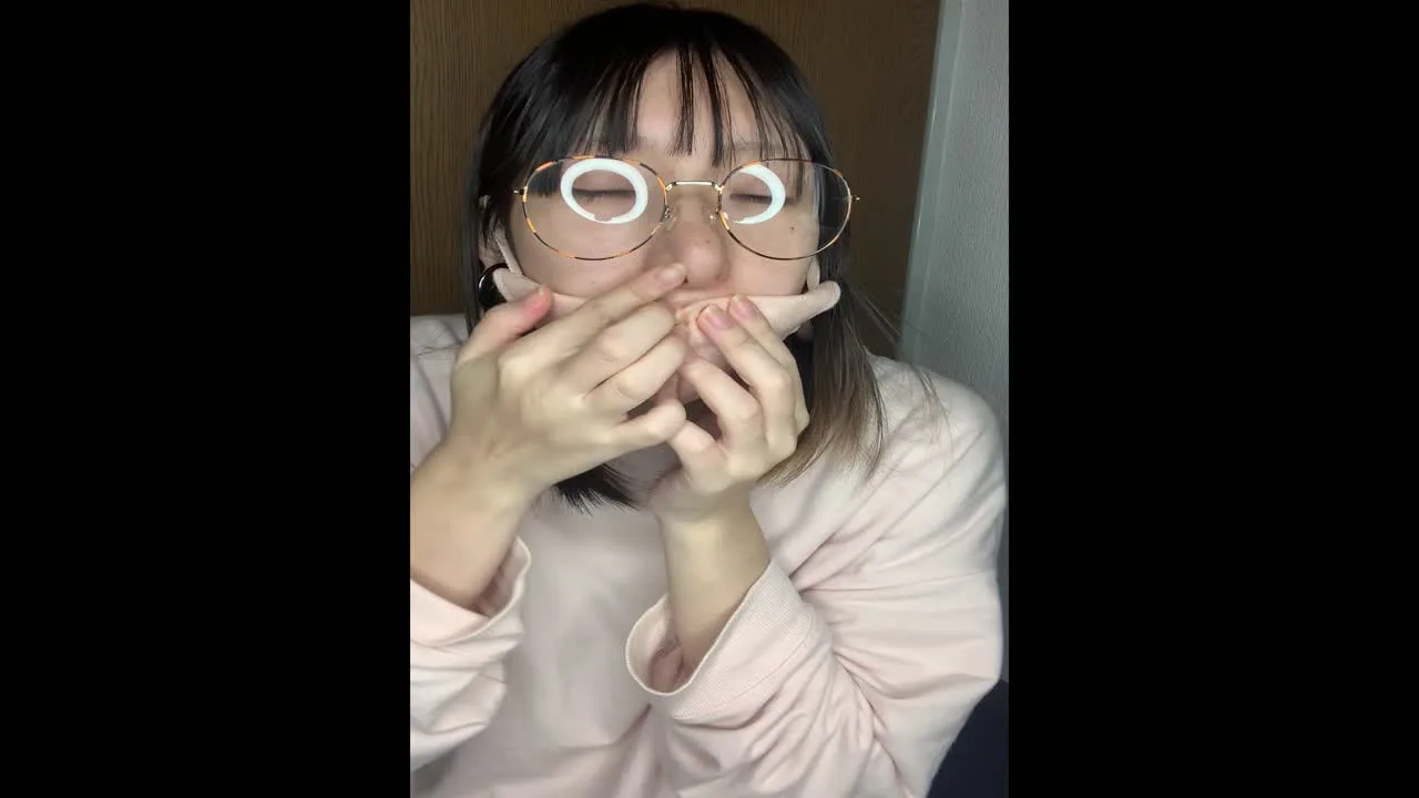 鼻に蓄光プラグを入れて暗闇の中光らせる！（ショート動画） - FC2 Video - 338999