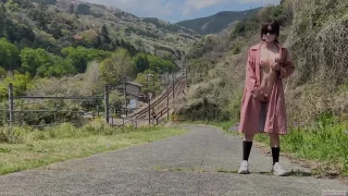 電車の前で野外露出オナニー　線路の前の道で全裸になって自慰 - FC2 Video - 339581