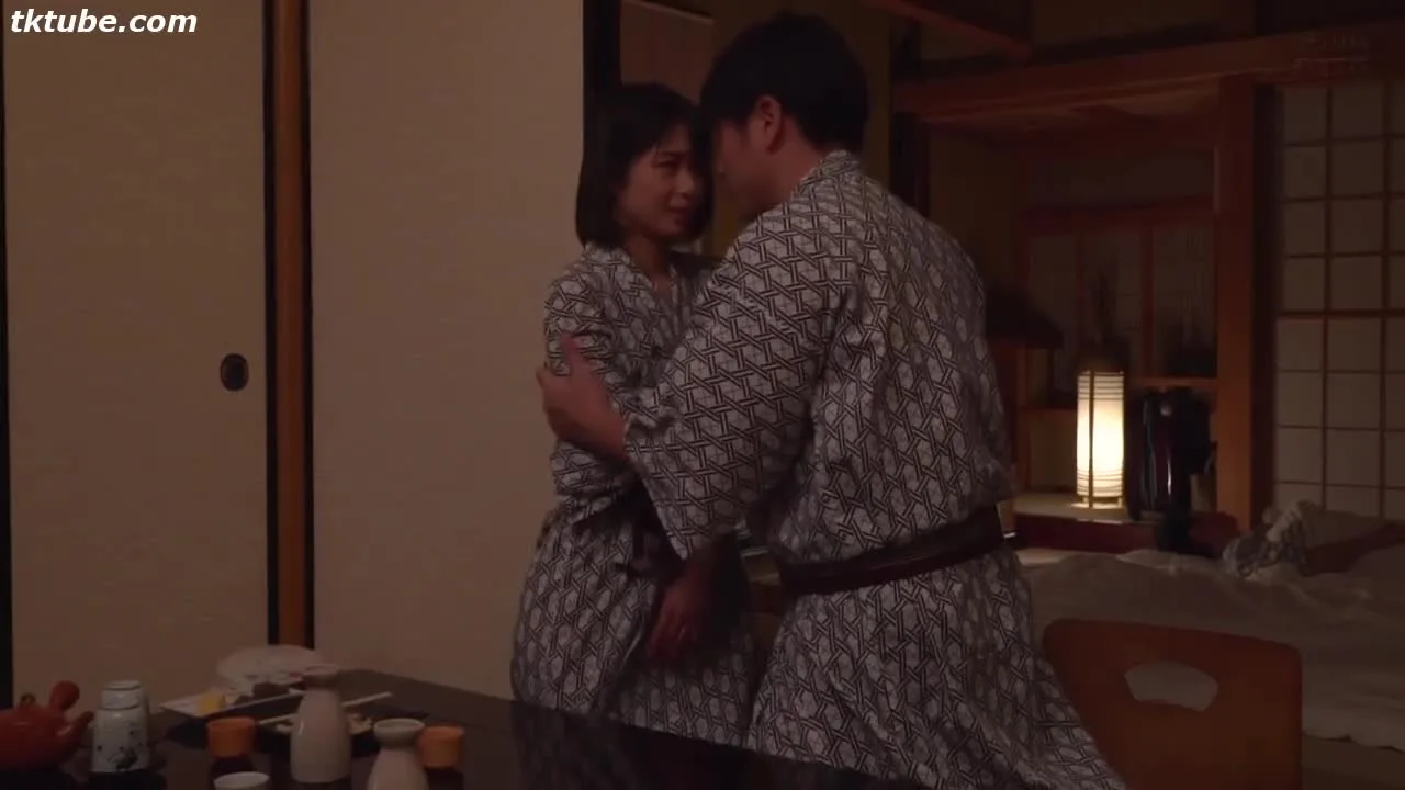 布団の中で声ガマンしてもネットリ抜き挿しする性交音は漏れてしまうバレ寸前不倫生活.mp4 - FC2 Video - 341057