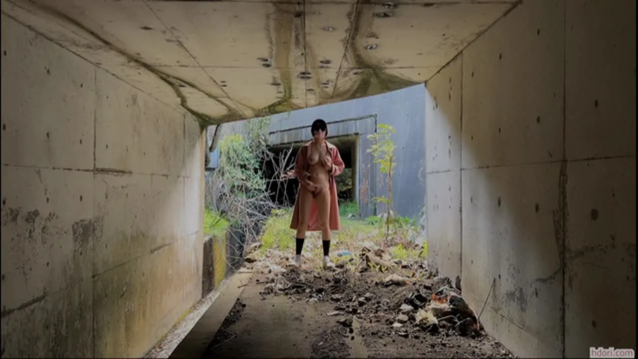 廃墟で野外露出オナニーに興じる変態女子！ゴミが散乱した薄暗い場所でマンズリ行為をひたすら堪能する！ - FC2 Video - 341235