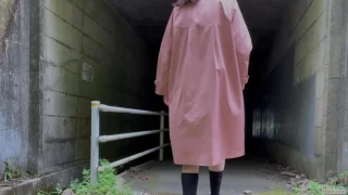 野外露出する自分のAVをナレーションする女 - FC2 Video - 343068