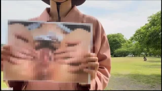 自らのオマンコくぱぁ写真を印刷した紙を持って晒す！超高等的な野外露出羞恥プレーに大興奮する変態女！ - FC2 Video - 344502