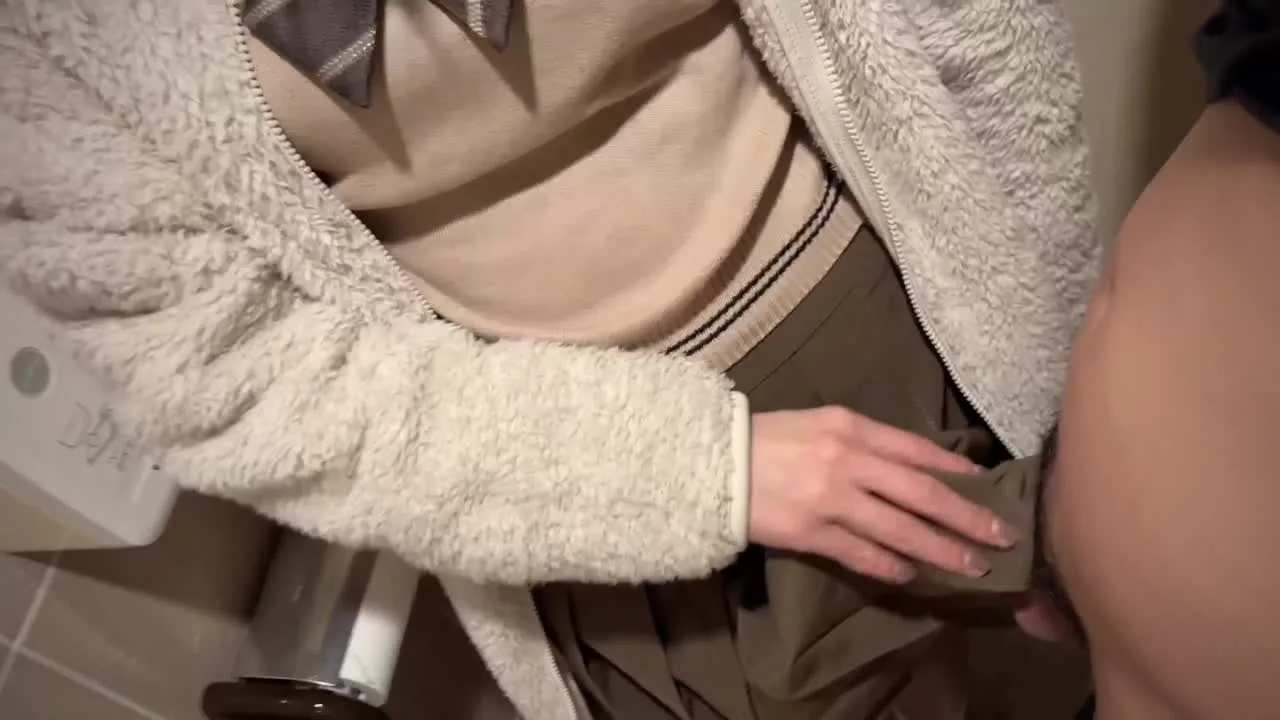 【無】#フォロワー1万人記念　#スペシャル動画#激カワ　#制服　#トイレ　#フェラ　#口内射精 - FC2 Video - 347368