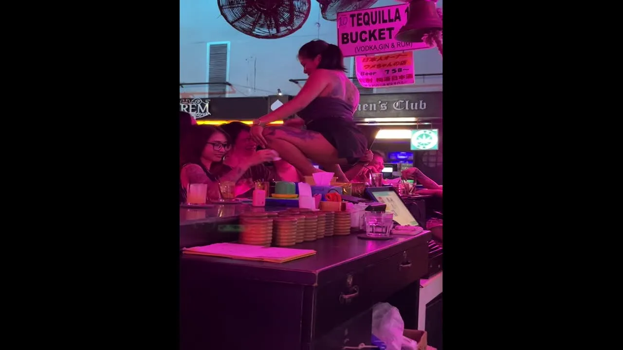 目の前でM字開脚でTバックセクシーダンスの股間に顔を埋め盛り上がる！プーケット夜遊び後編 - FC2 Video - 352928