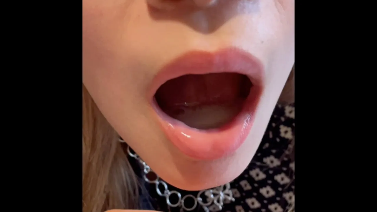 完売御礼 SNSで話題の超絶美人パーソナルトレーナーがSっ気で包茎いじり すごい舌技でどっぷり口内中 - FC2 Video - 354013