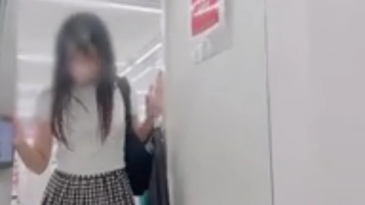 ★試着室で全裸オナニー★カーテンの隙間がかなり空いてる試着室でしゃが - FC2 Video - 356963