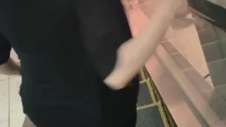 エスカレーターで変態外国人痴女がパンティ脱ぎ！裸足で超エロ挑発が炸裂.mp4 - FC2 Video - 361936