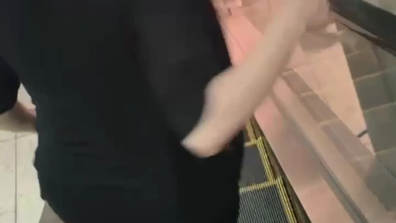 エスカレーターで変態外国人痴女がパンティ脱ぎ！裸足で超エロ挑発が炸裂.mp4 - FC2 Video - 361936