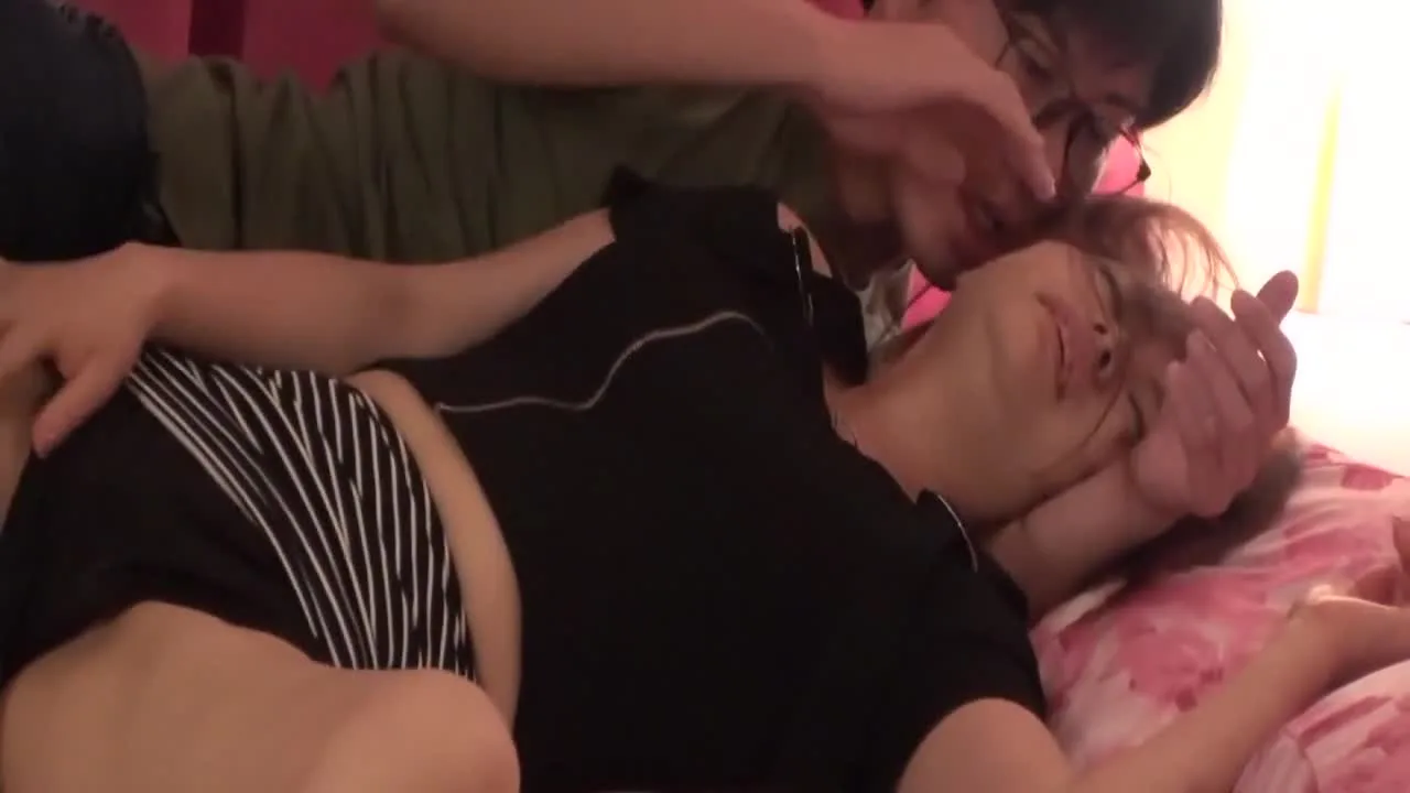 【素人】彼氏持ちの女友達を家まで送ったついでに寝取りました。 彼氏のチンポと - FC2 Video - 372025