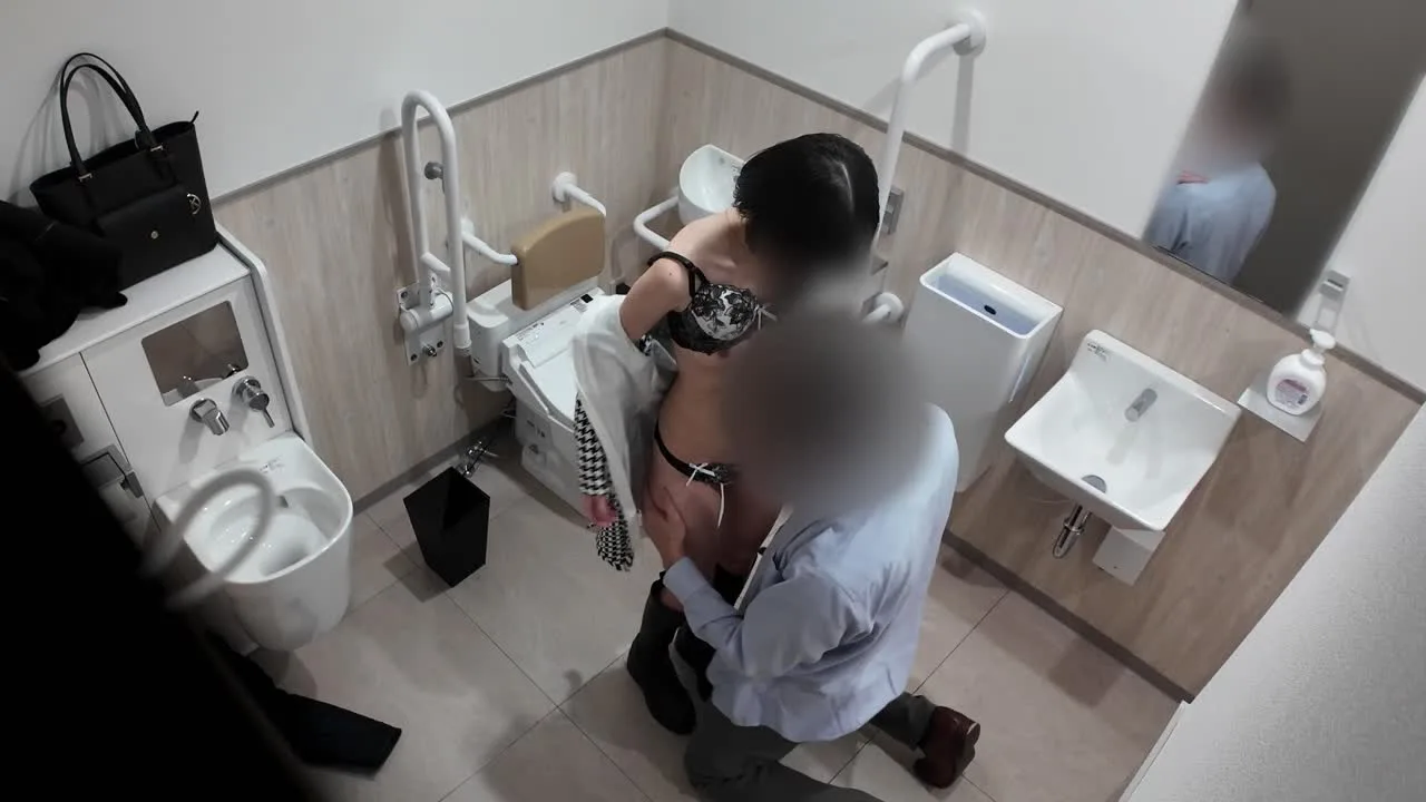 公衆トイレ清掃員の暴露!不倫腐れおっさんと緩アラサー女(痩せスタイル抜群)のトイレでの行為の全て - FC2 Video - 373327