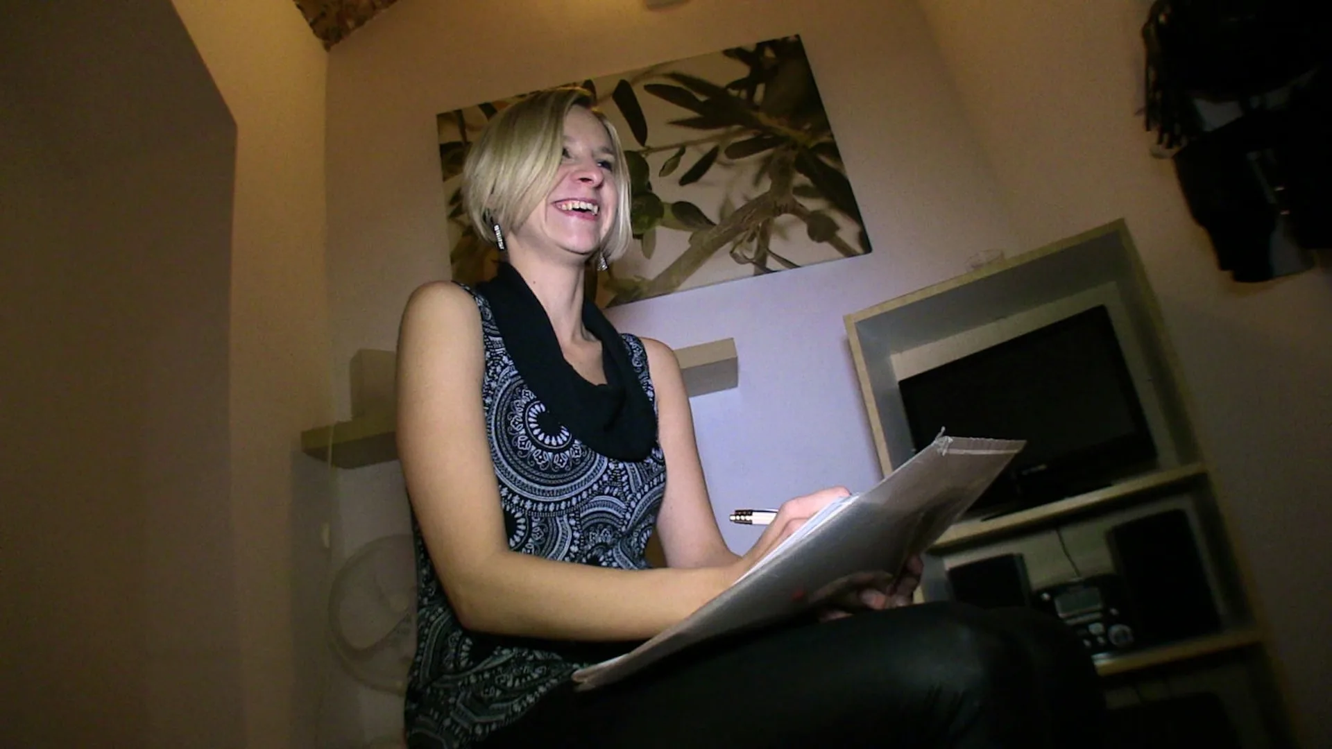 A Fake Modelling Gig Turns Into A Cum Facial - Public Agent - 13915