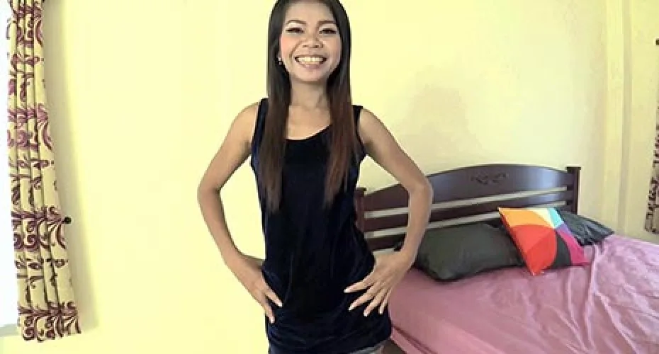 Shopping for a new phone case, I found the lovely Min from 8 years ago. - Creampie Thais - 34404