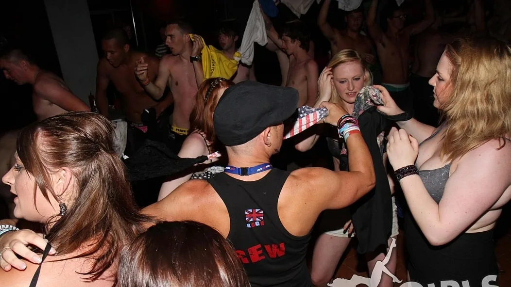 Bar Crawl Frolics #18 - Real Girls Gone Bad - 6450