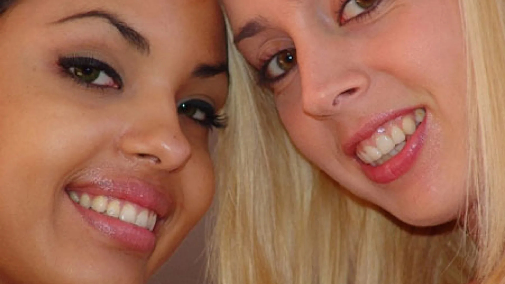 Victoria and Kelly - Big Mouthfuls - 26112