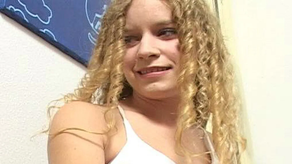 Virgin Gwen Jaded fucking in the bed with her petite - Fast Times - 33159